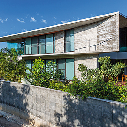 De Vielle by Amornchai