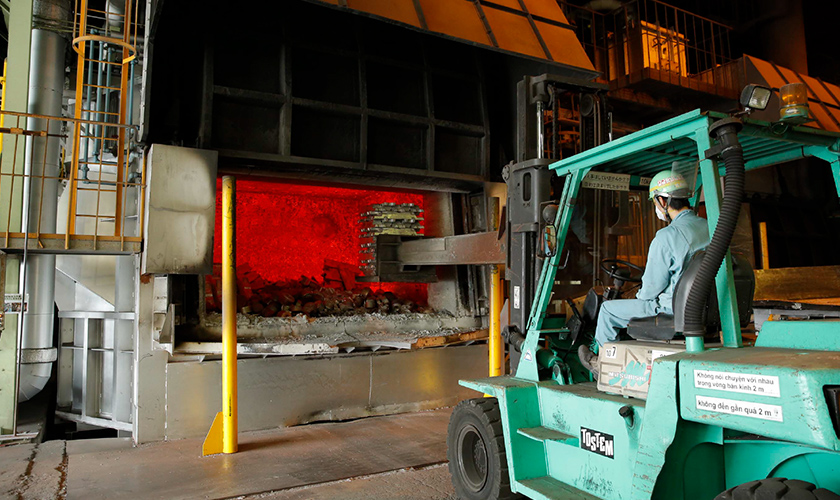 アルミ溶解炉への原料投入